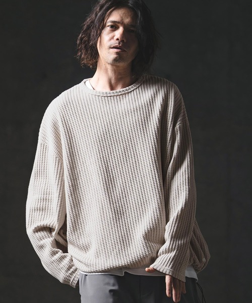GLIMCLAP(グリムクラップ)の「mlt5566-Big Waffle Oversized Long Sleeve T-Shirt ロングスリーブTシャツ(201-019-gls-cg)(Tシャツ/カットソー・メンズ・ホワイト×グレー/グレイッシュベージュ/ブラック/ブラック×ホワイト・L/M/S)」の4枚目の写真