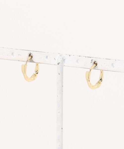 almo（アルモ）の「ツイスト フープピアス / シルバー・ゴールド 2カラー展開 ユニセックス 両耳用(DAY)（ピアス（両耳用）・レディース・シルバー/ゴールド・FREE）」の8枚目の写真