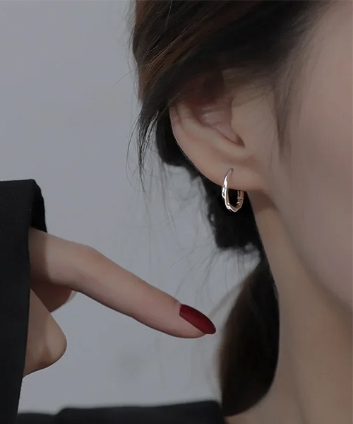 almo（アルモ）の「ツイスト フープピアス / シルバー・ゴールド 2カラー展開 ユニセックス 両耳用(DAY)（ピアス（両耳用）・レディース・シルバー/ゴールド・FREE）」の6枚目の写真