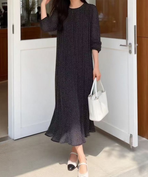 FINEnough(ファインナフ)の「ドット柄クルーネック プリーツワンピース(ワンピース・レディース・ブラック/グリーン/ホワイト/レッド・FREE)」の10枚目の写真
