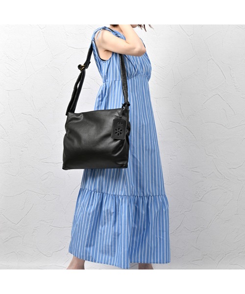 JOYA（ジョヤ）の「ふんわりベルトのソフトレザーショルダーバッグ（ショルダーバッグ・レディース・ブラック/グレイッシュベージュ/キャメル/クリーム/ブルー・FREE）」の17枚目の写真