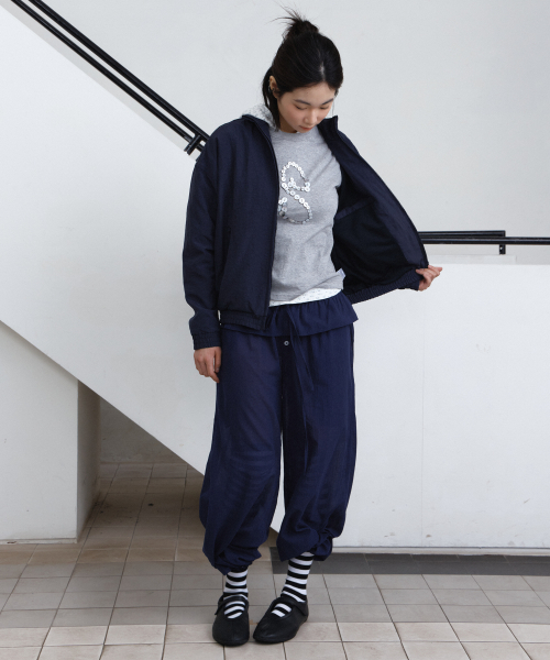 PARAKEET(パラキート)の「ハーフネックナイロンジャケット(ダークネイビー)(ナイロンジャケット・レディース・ダークネイビー・FREE)」の2枚目の写真