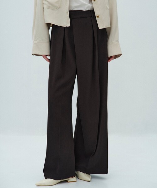 PUBLIC TOKYO（パブリックトウキョウ）の「【2026春新作】シルキーツイルアシメタックパンツ（スラックス・レディース・ダークグレー/ホワイト/キャメル・1/2/3）」の8枚目の写真