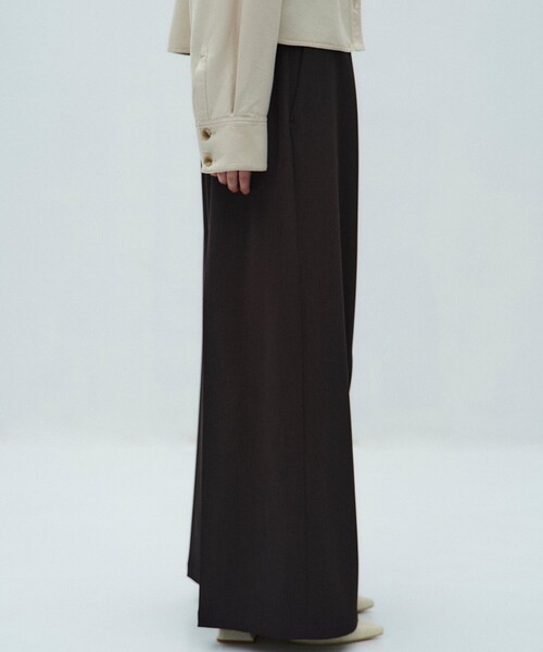 PUBLIC TOKYO（パブリックトウキョウ）の「【2026春新作】シルキーツイルアシメタックパンツ（スラックス・レディース・ダークグレー/ホワイト/キャメル・1/2/3）」の9枚目の写真