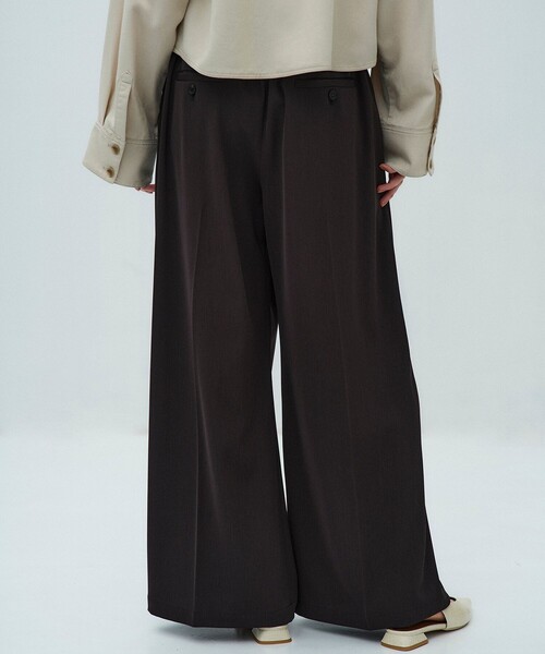 PUBLIC TOKYO（パブリックトウキョウ）の「【2026春新作】シルキーツイルアシメタックパンツ（スラックス・レディース・ダークグレー/ホワイト/キャメル・1/2/3）」の10枚目の写真