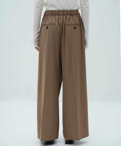 PUBLIC TOKYO（パブリックトウキョウ）の「【2026春新作】シルキーツイルアシメタックパンツ（スラックス・レディース・ダークグレー/ホワイト/キャメル・1/2/3）」の14枚目の写真