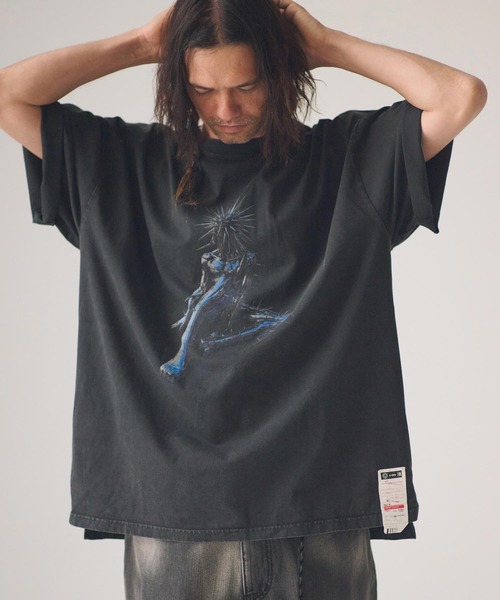 ADAM PATEK(アダムパテック)の「mt10340-ADAMPATEK - RED:BANSHEE SPIKE THRONE Graphic short sleeve t-shirt Tシャツ(AP2614038)(Tシャツ/カットソー・メンズ・ブラック・2/1)」の2枚目の写真