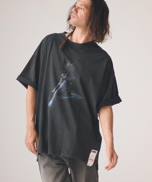 ADAM PATEK(アダムパテック)の「mt10340-ADAMPATEK - RED:BANSHEE SPIKE THRONE Graphic short sleeve t-shirt Tシャツ(AP2614038)(Tシャツ/カットソー・メンズ・ブラック・2/1)」の4枚目の写真
