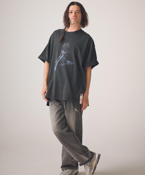 ADAM PATEK(アダムパテック)の「mt10340-ADAMPATEK - RED:BANSHEE SPIKE THRONE Graphic short sleeve t-shirt Tシャツ(AP2614038)(Tシャツ/カットソー・メンズ・ブラック・2/1)」の9枚目の写真
