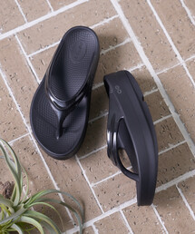 FREAK'S STORE | OOFOS/ウーフォス Oomega/ウーメガ/厚底トングサンダル[23cm～25cm展開](サンダル)