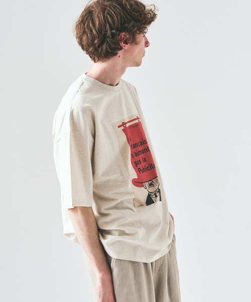 417 EDIFICE(フォーワンセブンエディフィス)の「SAVIGNAC×417 グラフィックTシャツ(Tシャツ/カットソー・メンズ・オートミール/イエロー/グリーン/ホワイト系その他/ホワイト/アイボリー/ブラック/ブラック系その他・LARGE/MEDIUM/SMALL)」の10枚目の写真
