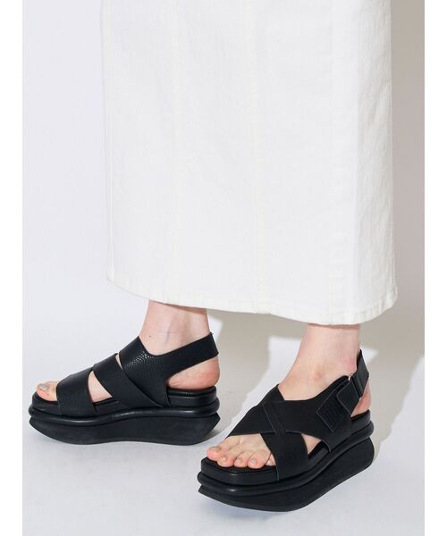 ELENDEEK（エレンディーク）の「アシメベルトサンダル（サンダル・レディース・ブラック/オフホワイト/ブラウン・38/37）」の2枚目の写真