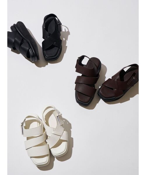 ELENDEEK（エレンディーク）の「アシメベルトサンダル（サンダル・レディース・ブラック/オフホワイト/ブラウン・38/37）」の4枚目の写真