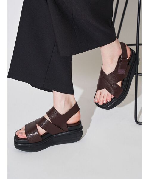 ELENDEEK（エレンディーク）の「アシメベルトサンダル（サンダル・レディース・ブラック/オフホワイト/ブラウン・38/37）」の5枚目の写真