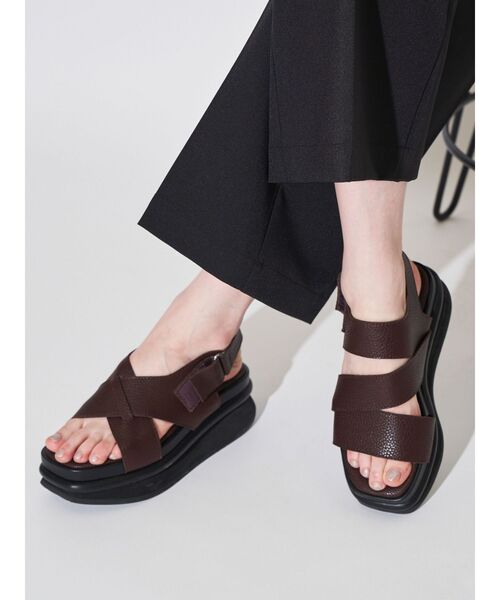 ELENDEEK（エレンディーク）の「アシメベルトサンダル（サンダル・レディース・ブラック/オフホワイト/ブラウン・38/37）」の6枚目の写真