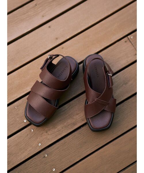 ELENDEEK（エレンディーク）の「アシメベルトサンダル（サンダル・レディース・ブラック/オフホワイト/ブラウン・38/37）」の7枚目の写真