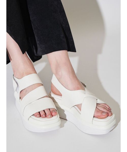 ELENDEEK（エレンディーク）の「アシメベルトサンダル（サンダル・レディース・ブラック/オフホワイト/ブラウン・38/37）」の8枚目の写真