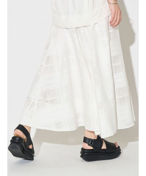 ELENDEEK（エレンディーク）の「アシメベルトサンダル（サンダル・レディース・ブラック/オフホワイト/ブラウン・38/37）」の16枚目の写真