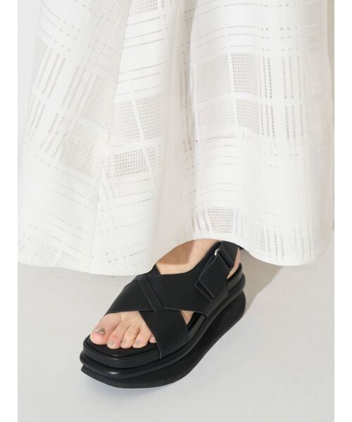 ELENDEEK（エレンディーク）の「アシメベルトサンダル（サンダル・レディース・ブラック/オフホワイト/ブラウン・38/37）」の17枚目の写真