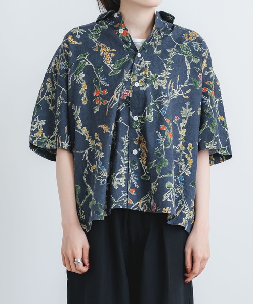 quadro(クオドロ)の「綿麻シーチング花柄pt5分袖レギュラーカラーワイドシャツ(シャツ/ブラウス・レディース・チャコール・FREE)」の7枚目の写真