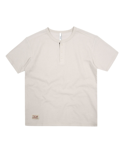 MAGOODGAN(メックウッドガン)の「スタンシー3713 ヘンリーネック ワッフル スタンダードフィット ストーン 半袖Tシャツ(Tシャツ/カットソー・レディース・その他・MEDIUM/LARGE/X-LARGE)」の1枚目の写真
