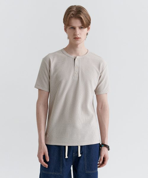 MAGOODGAN(メックウッドガン)の「スタンシー3713 ヘンリーネック ワッフル スタンダードフィット ストーン 半袖Tシャツ(Tシャツ/カットソー・レディース・その他・MEDIUM/LARGE/X-LARGE)」の3枚目の写真