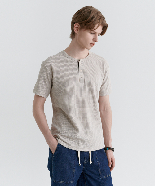 MAGOODGAN(メックウッドガン)の「スタンシー3713 ヘンリーネック ワッフル スタンダードフィット ストーン 半袖Tシャツ(Tシャツ/カットソー・レディース・その他・MEDIUM/LARGE/X-LARGE)」の4枚目の写真