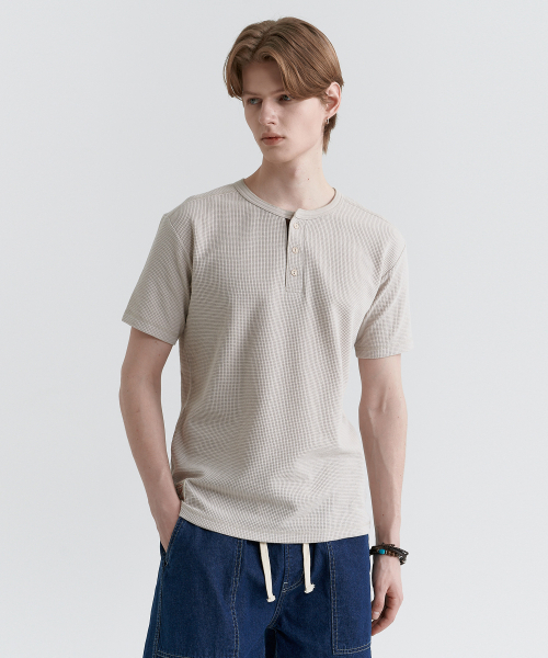 MAGOODGAN(メックウッドガン)の「スタンシー3713 ヘンリーネック ワッフル スタンダードフィット ストーン 半袖Tシャツ(Tシャツ/カットソー・レディース・その他・MEDIUM/LARGE/X-LARGE)」の6枚目の写真