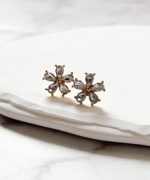 yu-ka(ユーカ)の「YU-KA:ジルコニアフラワーモチーフミニピアス Zirconia flower motif mini earrings(ピアス(両耳用)・レディース・ゴールド・FREE)」の2枚目の写真