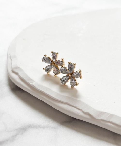 yu-ka(ユーカ)の「YU-KA:ジルコニアフラワーモチーフミニピアス Zirconia flower motif mini earrings(ピアス(両耳用)・レディース・ゴールド・FREE)」の3枚目の写真