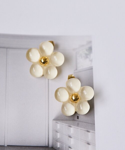 ear PAPILLONNER(イアパピヨネ)の「ぷっくり樹脂フラワーピアス(ピアス(両耳用)・レディース・アイボリー/ネイビー・FREE)」の3枚目の写真