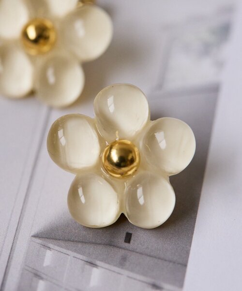 ear PAPILLONNER(イアパピヨネ)の「ぷっくり樹脂フラワーピアス(ピアス(両耳用)・レディース・アイボリー/ネイビー・FREE)」の4枚目の写真