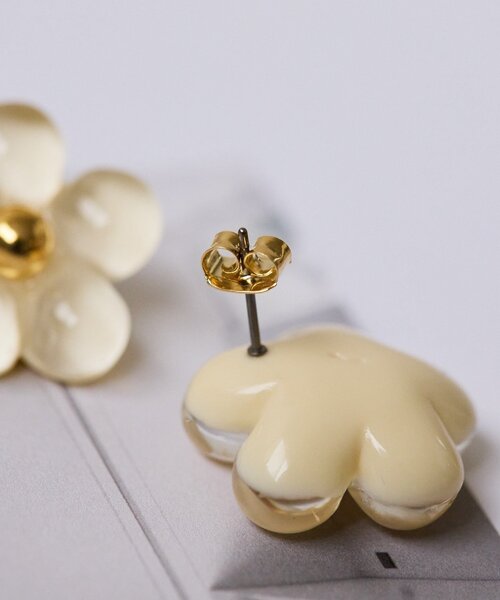 ear PAPILLONNER(イアパピヨネ)の「ぷっくり樹脂フラワーピアス(ピアス(両耳用)・レディース・アイボリー/ネイビー・FREE)」の5枚目の写真