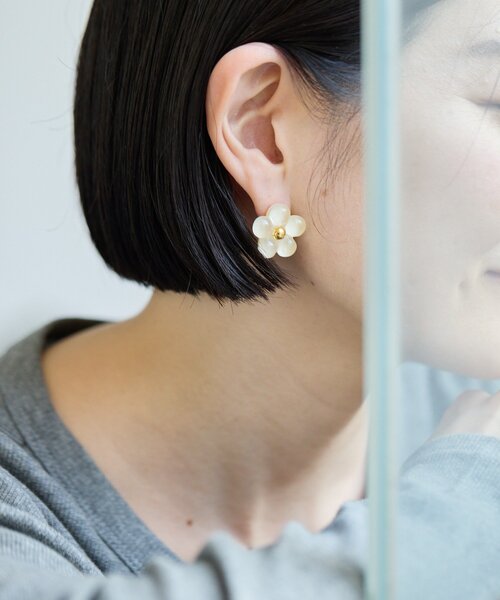 ear PAPILLONNER(イアパピヨネ)の「ぷっくり樹脂フラワーピアス(ピアス(両耳用)・レディース・アイボリー/ネイビー・FREE)」の6枚目の写真
