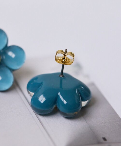 ear PAPILLONNER(イアパピヨネ)の「ぷっくり樹脂フラワーピアス(ピアス(両耳用)・レディース・アイボリー/ネイビー・FREE)」の8枚目の写真