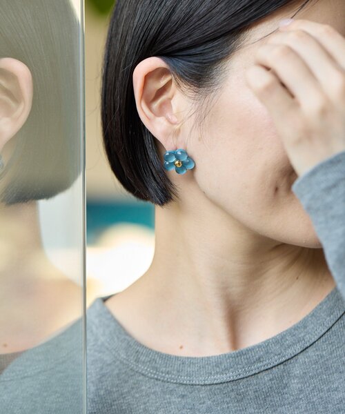 ear PAPILLONNER(イアパピヨネ)の「ぷっくり樹脂フラワーピアス(ピアス(両耳用)・レディース・アイボリー/ネイビー・FREE)」の9枚目の写真