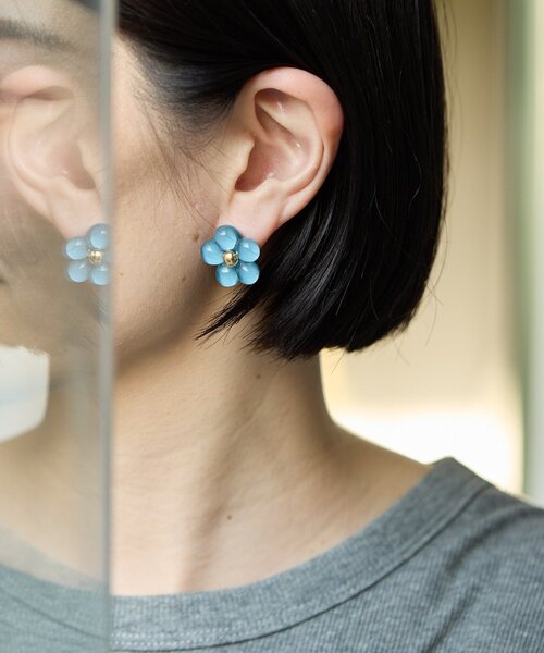 ear PAPILLONNER(イアパピヨネ)の「ぷっくり樹脂フラワーピアス(ピアス(両耳用)・レディース・アイボリー/ネイビー・FREE)」の10枚目の写真
