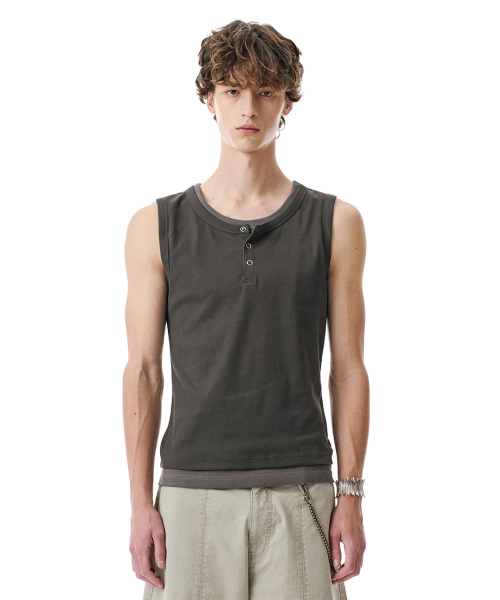 SECONDMONO（セカンドモノローグ）の「Layered Henley Sleeveless [CHARCOAL]_SETS059CHARCOAL（Tシャツ/カットソー・レディース・その他・MEDIUM/LARGE）」の2枚目の写真
