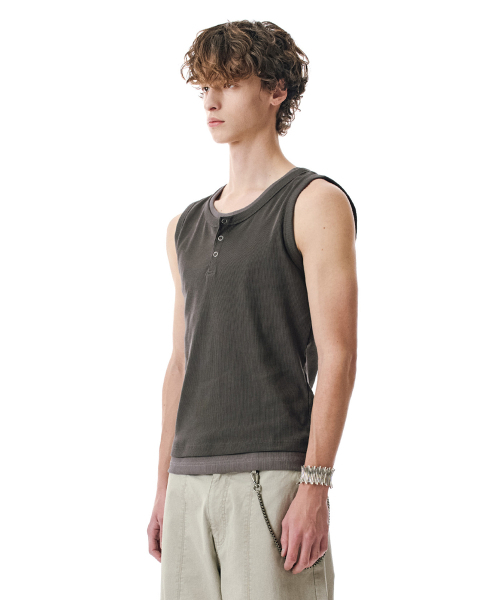 SECONDMONO（セカンドモノローグ）の「Layered Henley Sleeveless [CHARCOAL]_SETS059CHARCOAL（Tシャツ/カットソー・レディース・その他・MEDIUM/LARGE）」の3枚目の写真