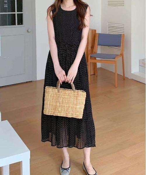 FINEnough（ファインナフ）の「ドット柄シフォンノースリーブプリーツワンピース（ワンピース・レディース・ブラック/ワインレッド/ホワイト/ラベンダー・FREE）」の3枚目の写真