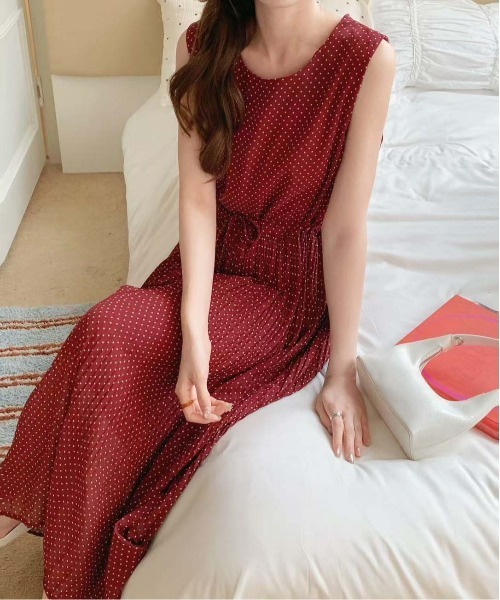 FINEnough（ファインナフ）の「ドット柄シフォンノースリーブプリーツワンピース（ワンピース・レディース・ブラック/ワインレッド/ホワイト/ラベンダー・FREE）」の4枚目の写真