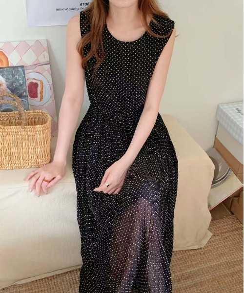 FINEnough（ファインナフ）の「ドット柄シフォンノースリーブプリーツワンピース（ワンピース・レディース・ブラック/ワインレッド/ホワイト/ラベンダー・FREE）」の7枚目の写真