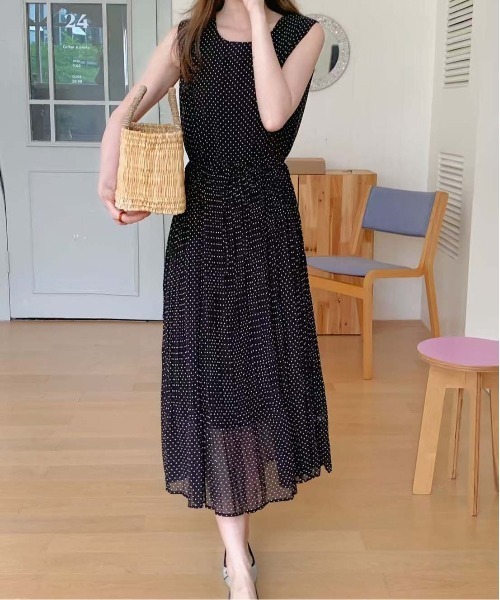 FINEnough（ファインナフ）の「ドット柄シフォンノースリーブプリーツワンピース（ワンピース・レディース・ブラック/ワインレッド/ホワイト/ラベンダー・FREE）」の8枚目の写真