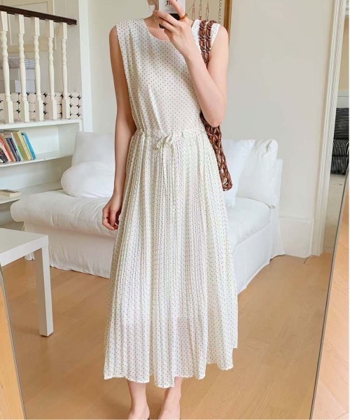 FINEnough（ファインナフ）の「ドット柄シフォンノースリーブプリーツワンピース（ワンピース・レディース・ブラック/ワインレッド/ホワイト/ラベンダー・FREE）」の16枚目の写真