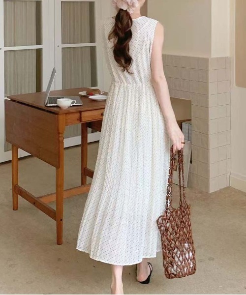 FINEnough（ファインナフ）の「ドット柄シフォンノースリーブプリーツワンピース（ワンピース・レディース・ブラック/ワインレッド/ホワイト/ラベンダー・FREE）」の17枚目の写真