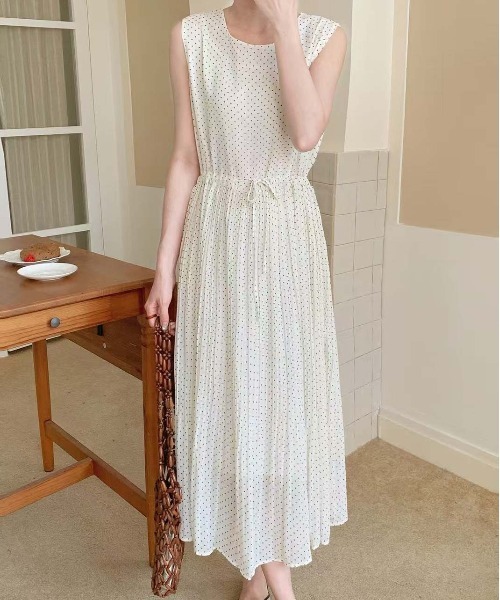 FINEnough（ファインナフ）の「ドット柄シフォンノースリーブプリーツワンピース（ワンピース・レディース・ブラック/ワインレッド/ホワイト/ラベンダー・FREE）」の18枚目の写真