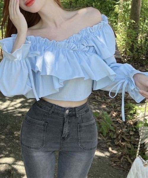 Beststore(ベストストア)の「2way フリル オフショルダー ブラウス クロップド丈 トップス ボリューム袖 ショート丈 ガーリー カジュアル 春夏(Tシャツ/カットソー・レディース・ブルー/アイボリー/ブラック/ホワイト/ピンク/ブラウン・FREE)」の9枚目の写真