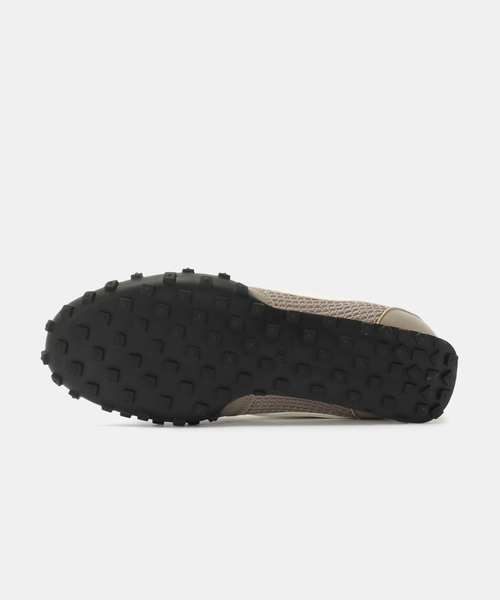 NIKE(ナイキ)の「NIKE WAFFLE RACER SE IM8673-001(スニーカー・メンズ・チャコールグレー・26.5cm/27.5cm/28cm/27cm/26cm)」の4枚目の写真