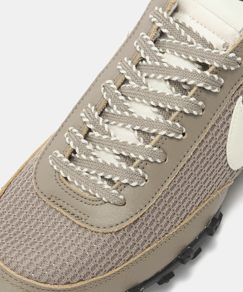 NIKE(ナイキ)の「NIKE WAFFLE RACER SE IM8673-001(スニーカー・メンズ・チャコールグレー・26.5cm/27.5cm/28cm/27cm/26cm)」の6枚目の写真