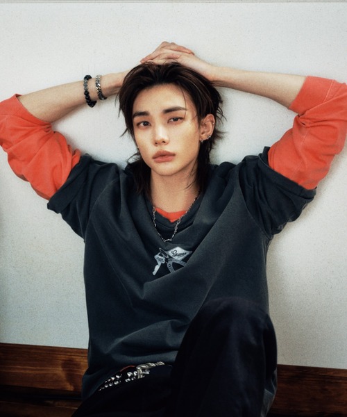 Guess(ゲス)の「【Stray Kids ヒョンジン着用】GUESS ゲス UNI S/SLV TEE SHIRT Tシャツ(Tシャツ/カットソー・レディース・チャコールグレー/ホワイト・ONE SIZE/MEDIUM/LARGE)」の3枚目の写真